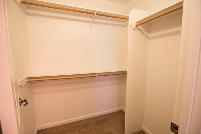 Building Photo - CLEAN, MODERN UPSTAIRS APARTMENT