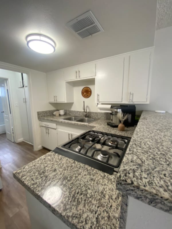 Building Photo - 820 S Walnut Ave