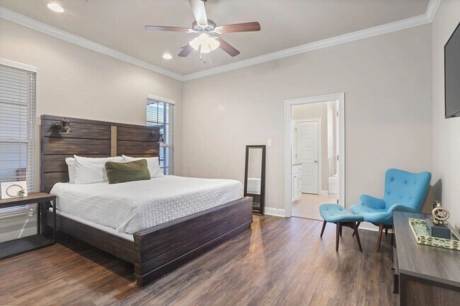 Building Photo - 3 Bedroom Furnished rental Near LSU|All utilities included |Short Term & Long Term Options Available