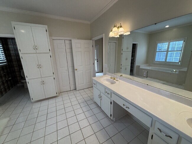 Building Photo - 39 Williamsburg Pl