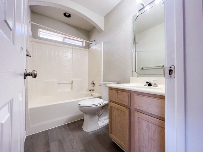 Building Photo - 3307 Southhill Dr