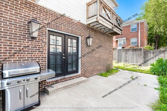Building Photo - Fantastic Plaza location!!