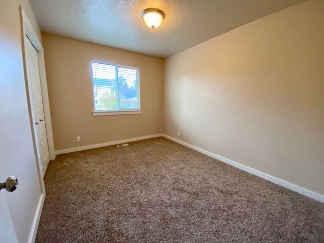 Building Photo - Lovely 4 Bedroom (+ Large bonus room) in B...