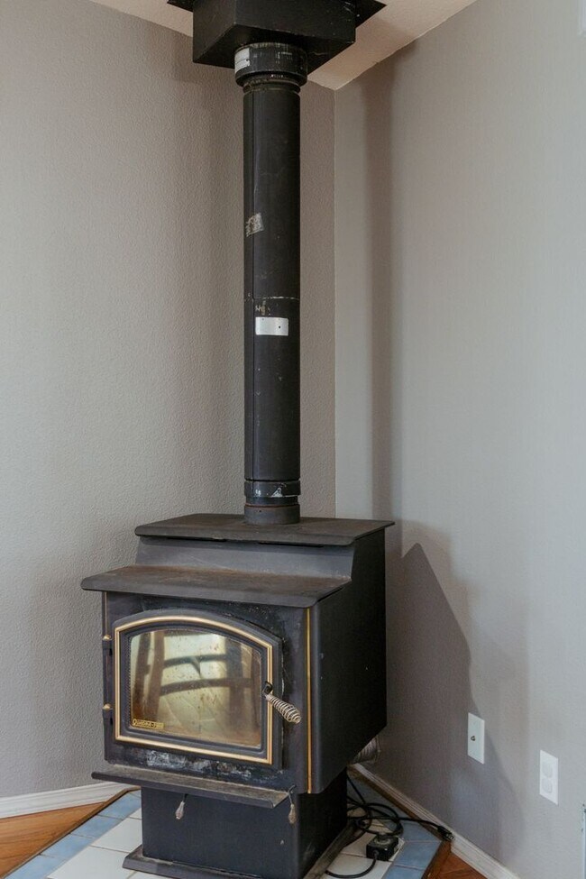 Building Photo - 509 Chelan Ave