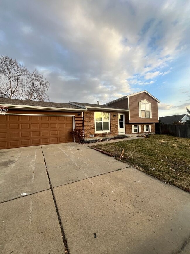 Building Photo - Fresh, Contemporary Remodel with Solar, Walk-In Closets & Great Outdoor Space