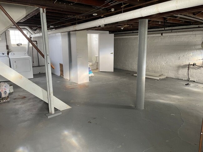 Building Photo - Single Family House 4-Bedroom, 2-Bath For ...