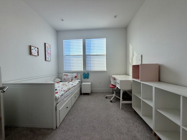 Building Photo - 561 Pilgrim Dr