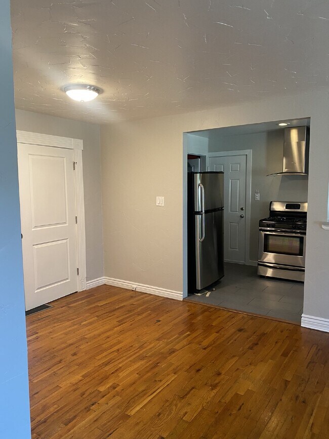 Building Photo - MOVE IN SPECIAL: Move in before November 2...