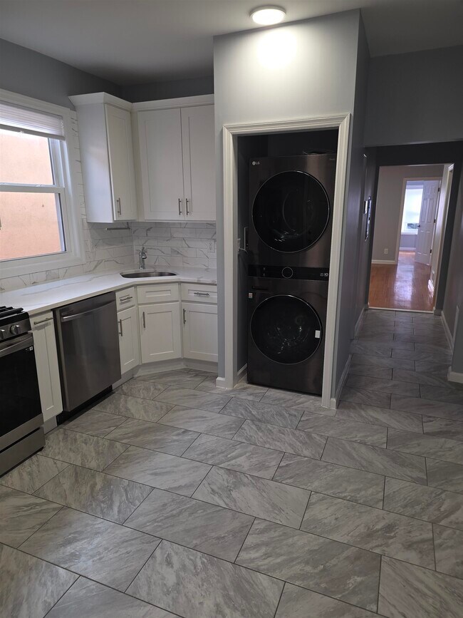 Building Photo - 146 Clarke Ave