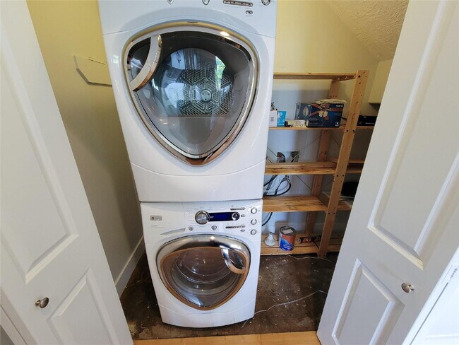 Building Photo - 3 Bed Townhome in 77003 Near Minute Maid Park + First-Floor Living