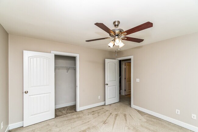 Building Photo - 61 Roterham Dr