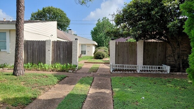 Building Photo - 8314 Beechnut St