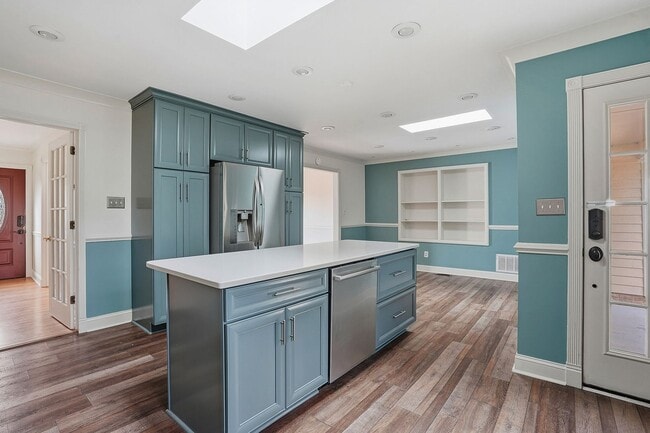 Building Photo - LIVE IN THE HEART OF RALEIGH-BEAUTIFUL AND FUNCTIONAL HOME AWAITS YOU!