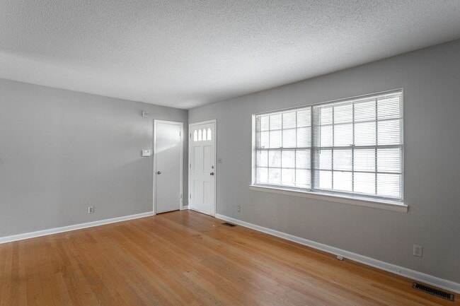 Building Photo - Spacious 3 Bedroom!  ASK ABOUT MOVE IN SPE...