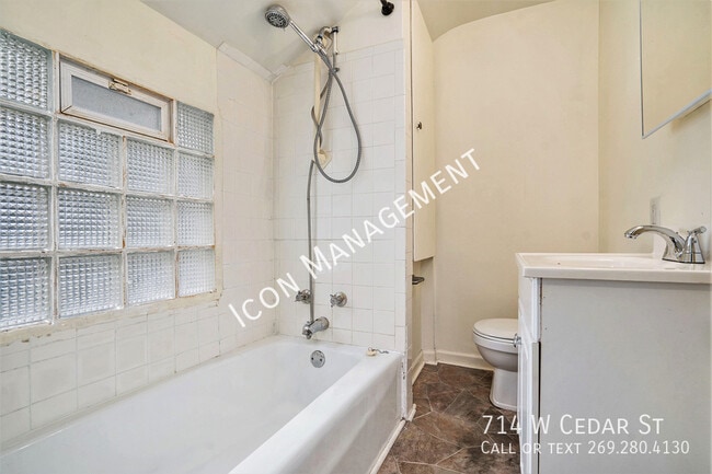 Building Photo - 714 W Cedar St