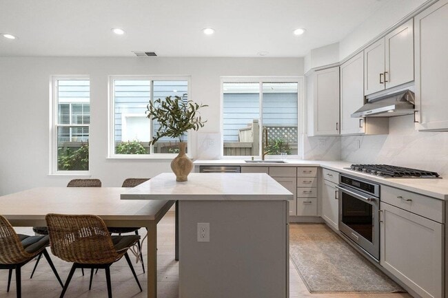 Building Photo - 142 Monaco Dr