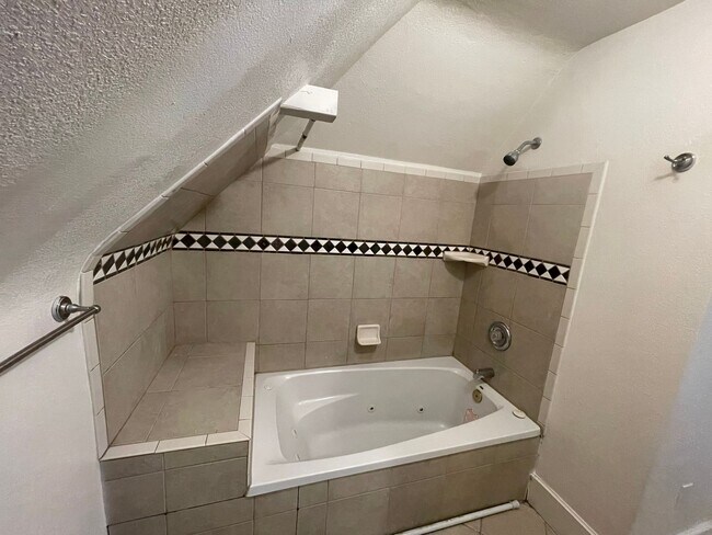 Building Photo - 1229 12th St