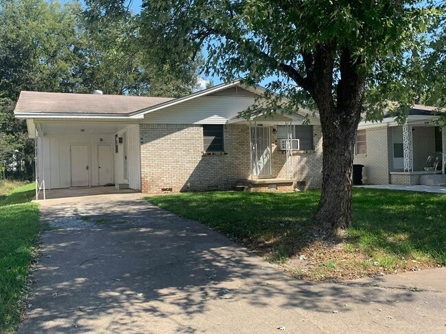Building Photo - 2 Bedroom 1 Bathroom Home With Carport.