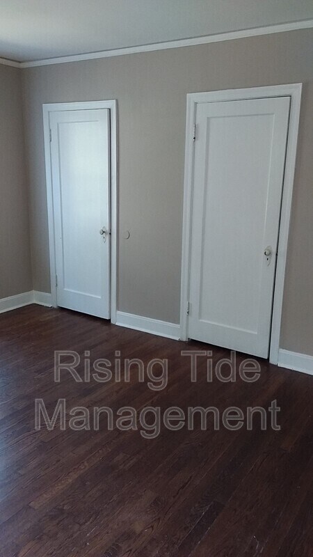 Building Photo - 229 Pinewood Ave