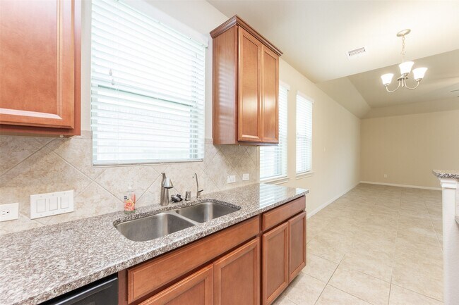 Building Photo - 16915 Sedum Grn