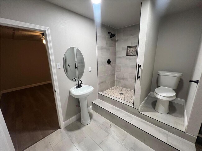 Building Photo - 5818 Glenhurst Dr