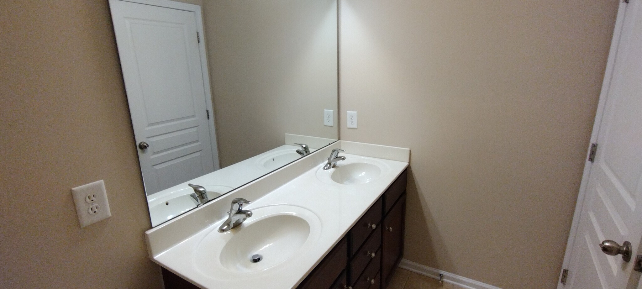 Building Photo - Room in Townhome on Keystone Park Dr