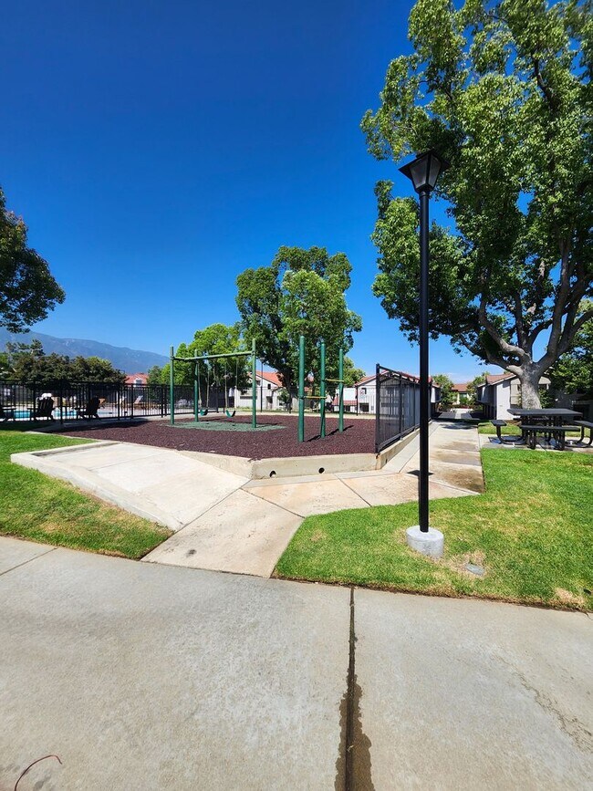 Building Photo - Beautiful 2 bedroom 1.75  bath Home Alta Loma