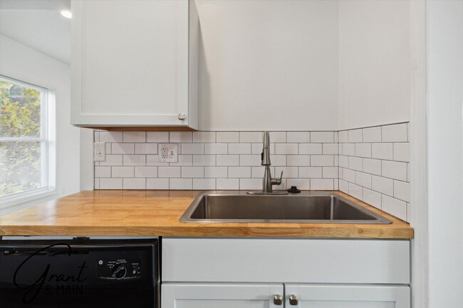 Building Photo - $1,450 - 3 Bed / 1 Bath Newly Renovated Ho...