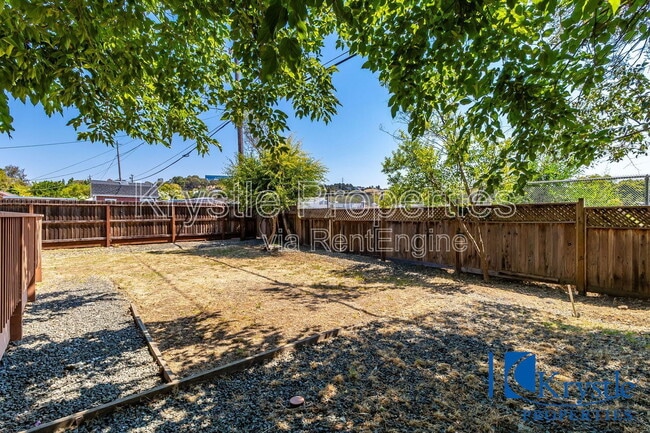 Building Photo - 126 Lain Dr
