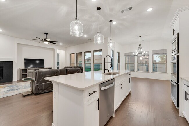 Building Photo - "Spacious 4-Bedroom Retreat with 2.5 Baths...
