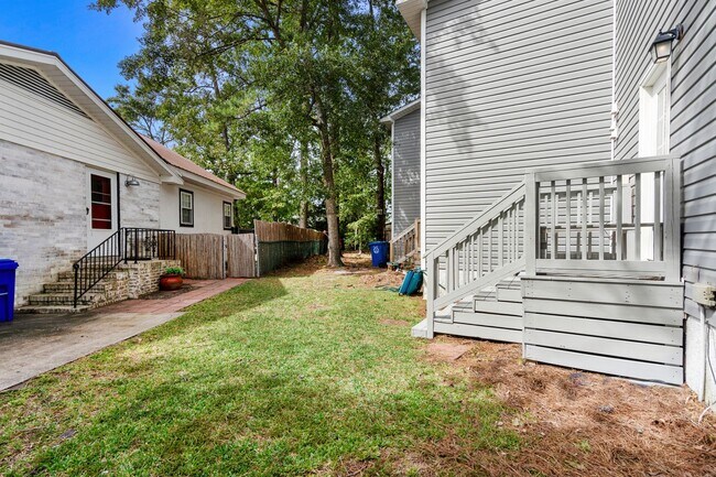 Building Photo - End unit of a Triplex within walking dista...