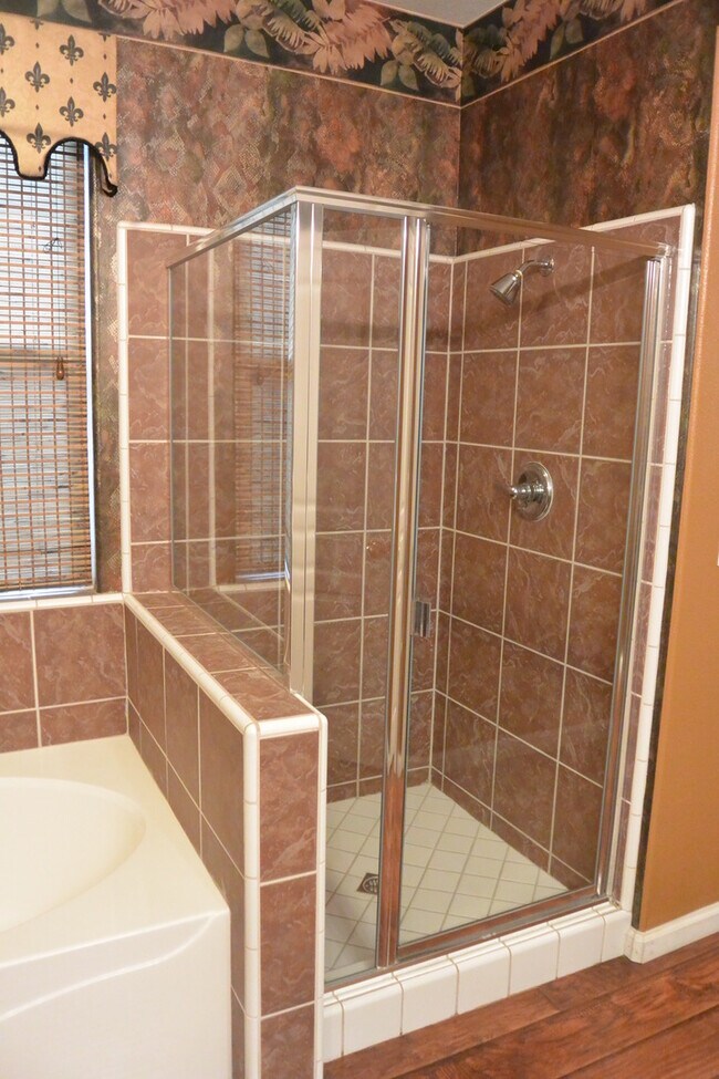 Building Photo - Beautiful Home in great North West Visalia neighborhood across from Soroptomist Park with Yard care