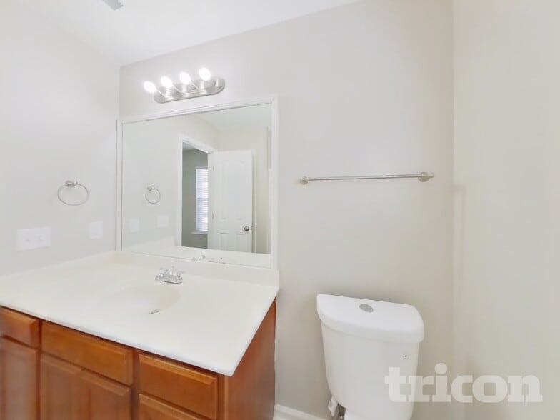 Building Photo - 996 Tom Hailey Blvd