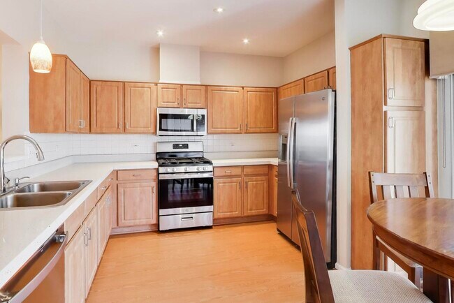 Building Photo - 3357 Ravinia Cir