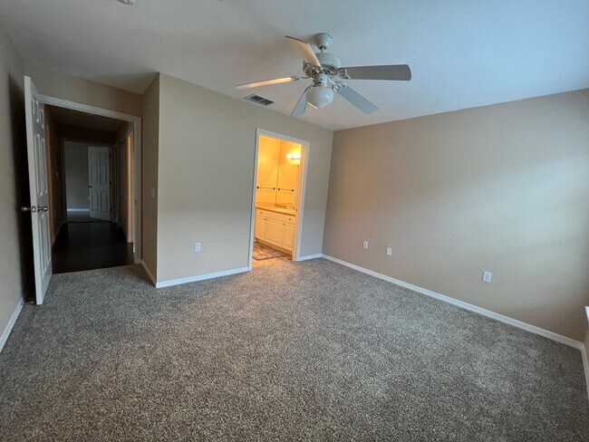 Building Photo - Beautiful 2-bedroom, 2-bath Condo available in sought after Admirals Walk private gated community.