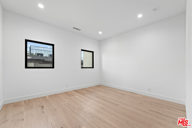 Building Photo - 162 N Almont Dr