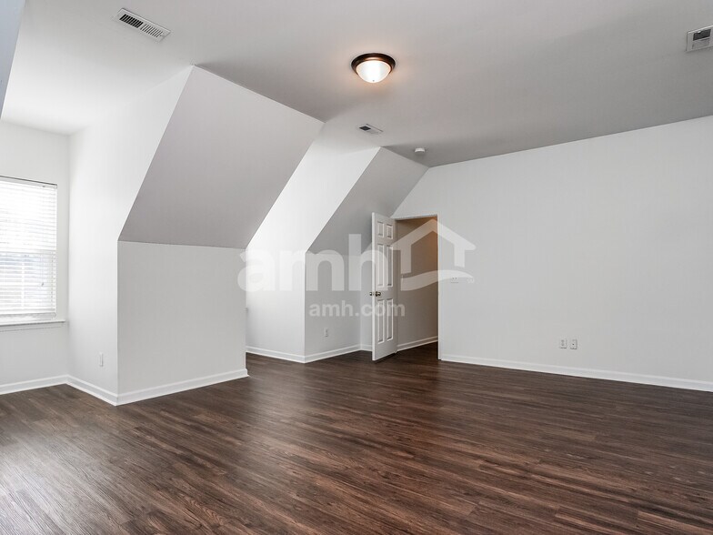 Building Photo - 5300 Logos Ct