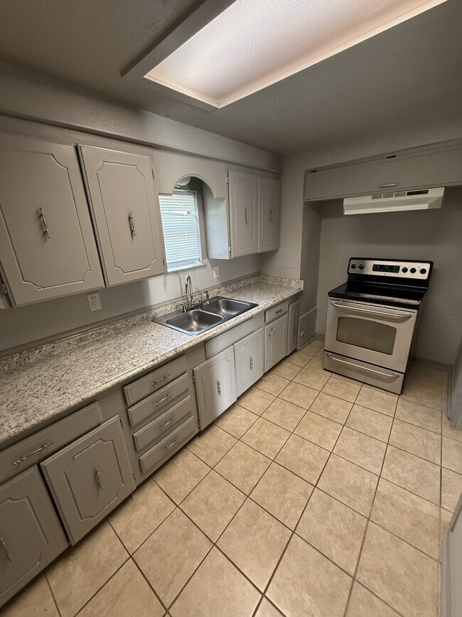 Building Photo - 109 N Draper Ave