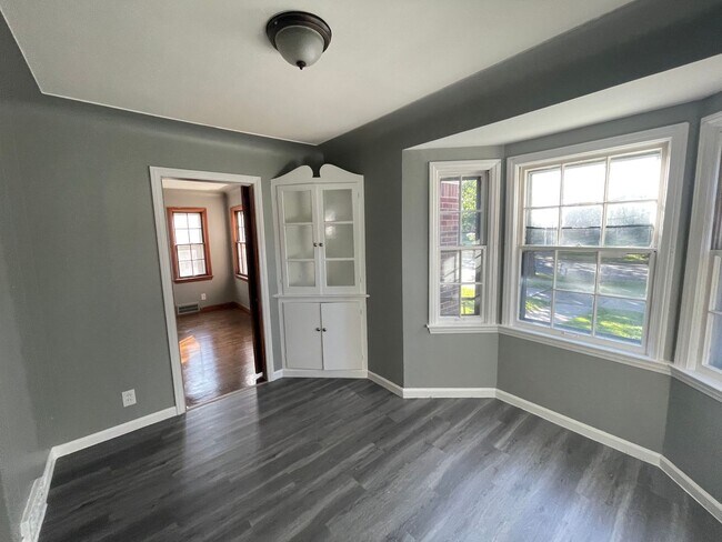 Building Photo - Showing Sat @ Noon!! New floors, paint etc! You'll love this house!!