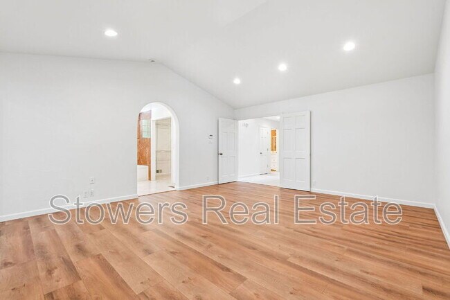 Building Photo - 1121 Douglas Ct
