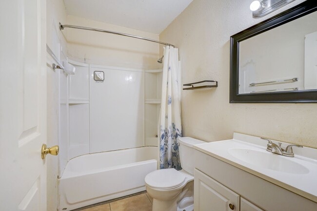 Building Photo - 206 Meadow Path Dr