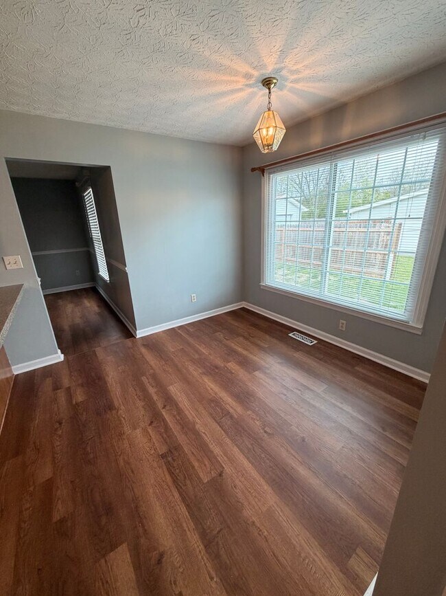 Building Photo - 3BR Home | Granite Kitchen | Fireplace | Deck | Fenced Yard