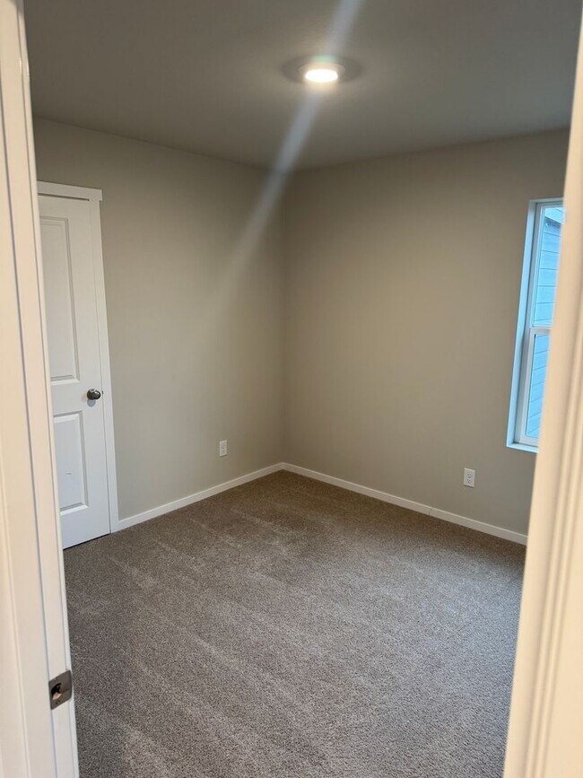 Building Photo - 4 Bed 2.5 Bath Home with Community Amenities