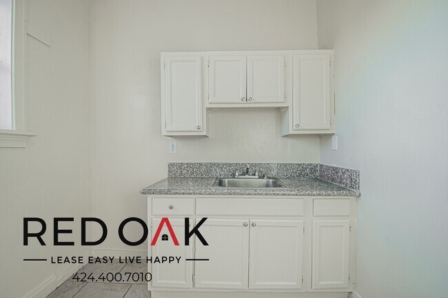 Building Photo - 1000 S Grand View St