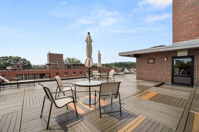 Building Photo - 135 Pleasant St