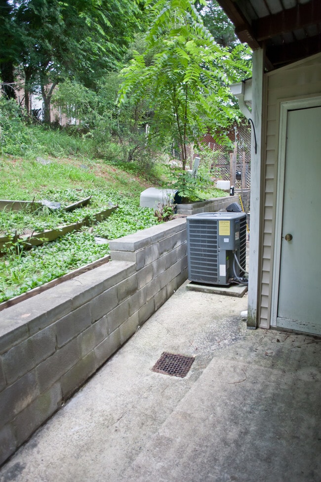 Building Photo - Two Bedroom Condo Minutes from Downtown!