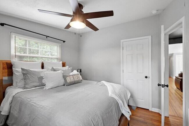 Building Photo - 3/2 House by TMH!! Available April!! fully furnished, 6 or 12 month lease available