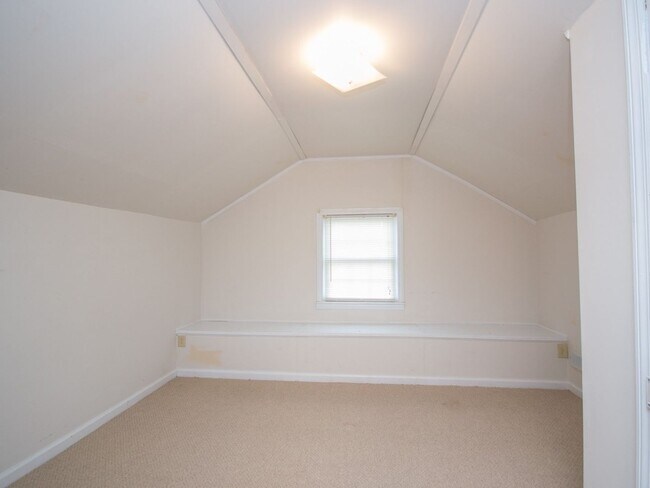 Building Photo - Farm House! Great Location....25 minutes f...