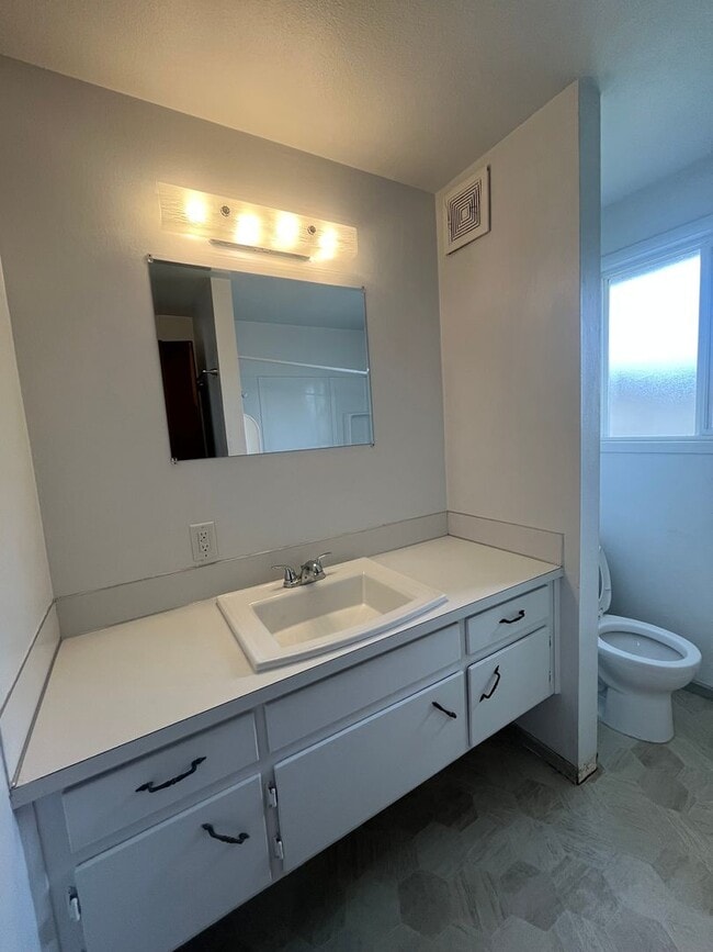 Building Photo - 2-Bedroom 1-Bathroom Duplex in Eugene