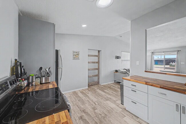 Building Photo - 2025 E Howe Ave